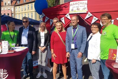 von links nach rechts: Dag Wehner (Bürgermeister Fulda), Hermann-Josef Klüber (Regierungspräsident  Kassel), Sarah Muth (Geschäftsführerin SkF Fulda), Vertreter der Karl-Kübelstiftung, Ulla Zahner (Vorstand SkF), Kai Klose (hessischer Staatsminister für Soziales und Integration), Ursula Schmitt (1. Vorsitzende SkF Fulda), Dr. Heiko Wingenfeld (Oberbürgermeister Fulda)